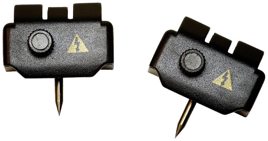 Deux pinces de test électriques noires rectangulaires avec un symbole d'avertissement jaune et des broches métalliques pour tester les contacts électriques.