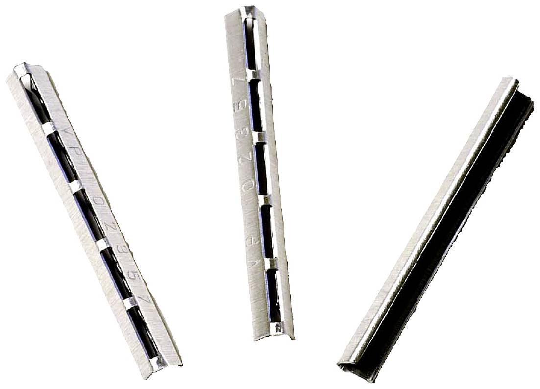 Trois lames de sifflet argentées avec un design strié, disposées sur un fond blanc, placées à différents angles.