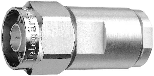 Fiche métallique à connecteur rond, portant l'inscription 'Telegärtner' visible, utilisée pour les connexions coaxiales.
