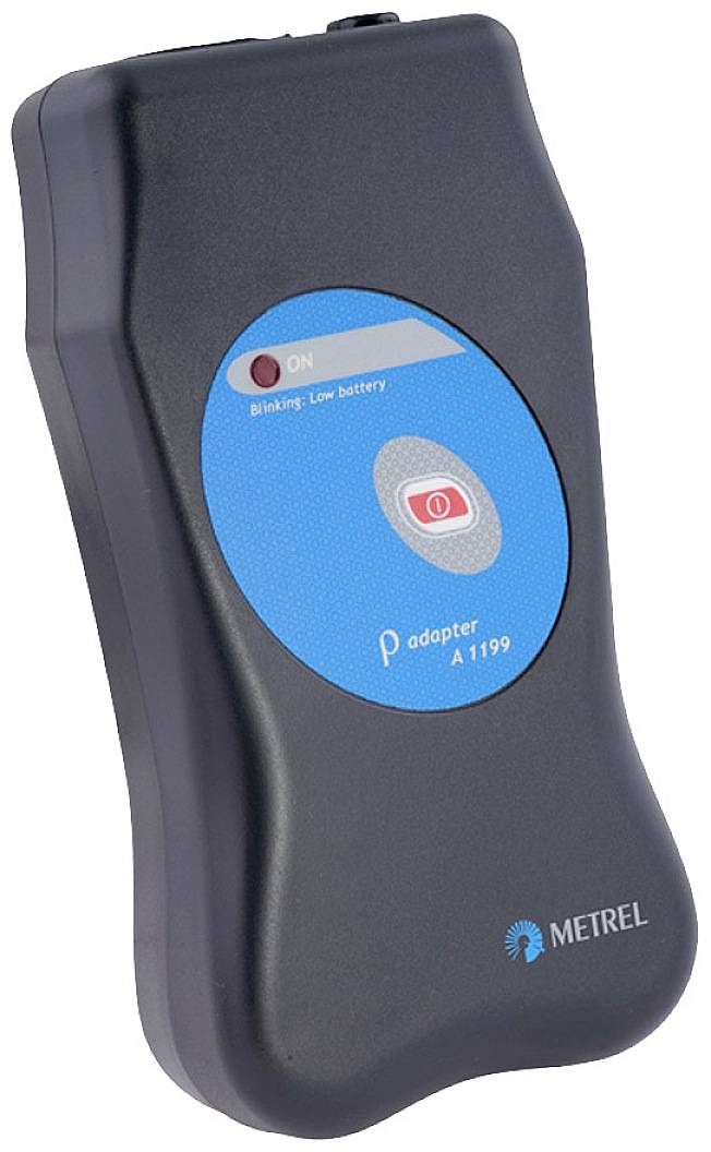 Appareil de mesure électronique noir de Metrel avec un panneau de commande rond bleu et un affichage LED indiquant le statut marche/arrêt et le niveau de batterie faible.