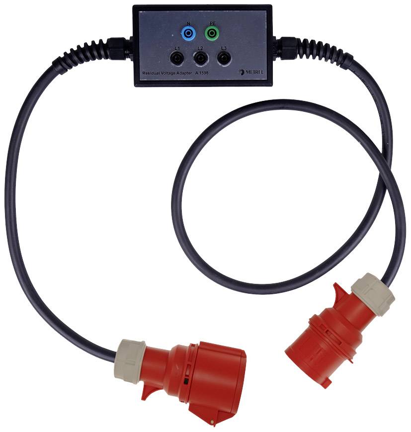 Adaptateur électrique avec deux fiches rouges et trois prises de couleurs, destiné à connecter en toute sécurité des appareils électriques avec différents branchements.