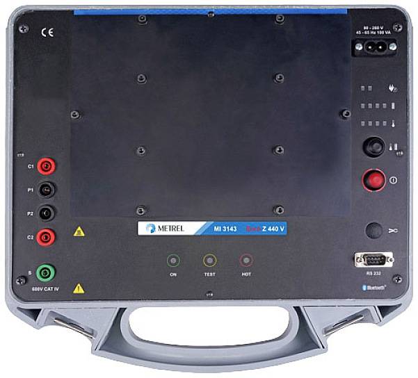 Un appareil de test électrique avec plusieurs connexions et un grand écran. Marqué 'Metrel MI 3143'.