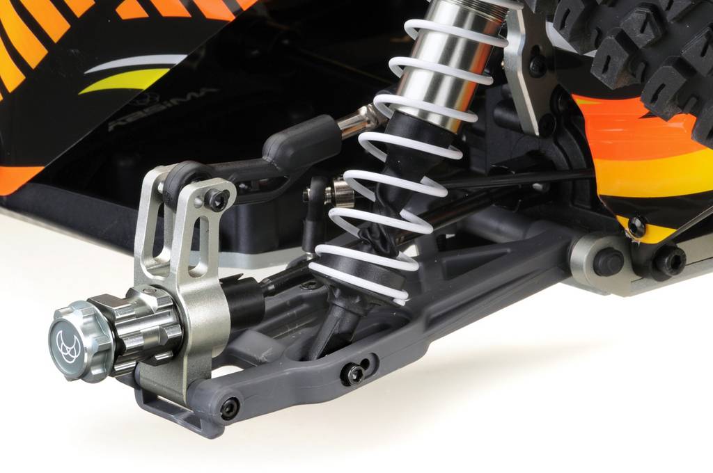 Gros plan sur le système de suspension d'une voiture télécommandée. On y voit des amortisseurs, des ressorts et une partie de la carrosserie.