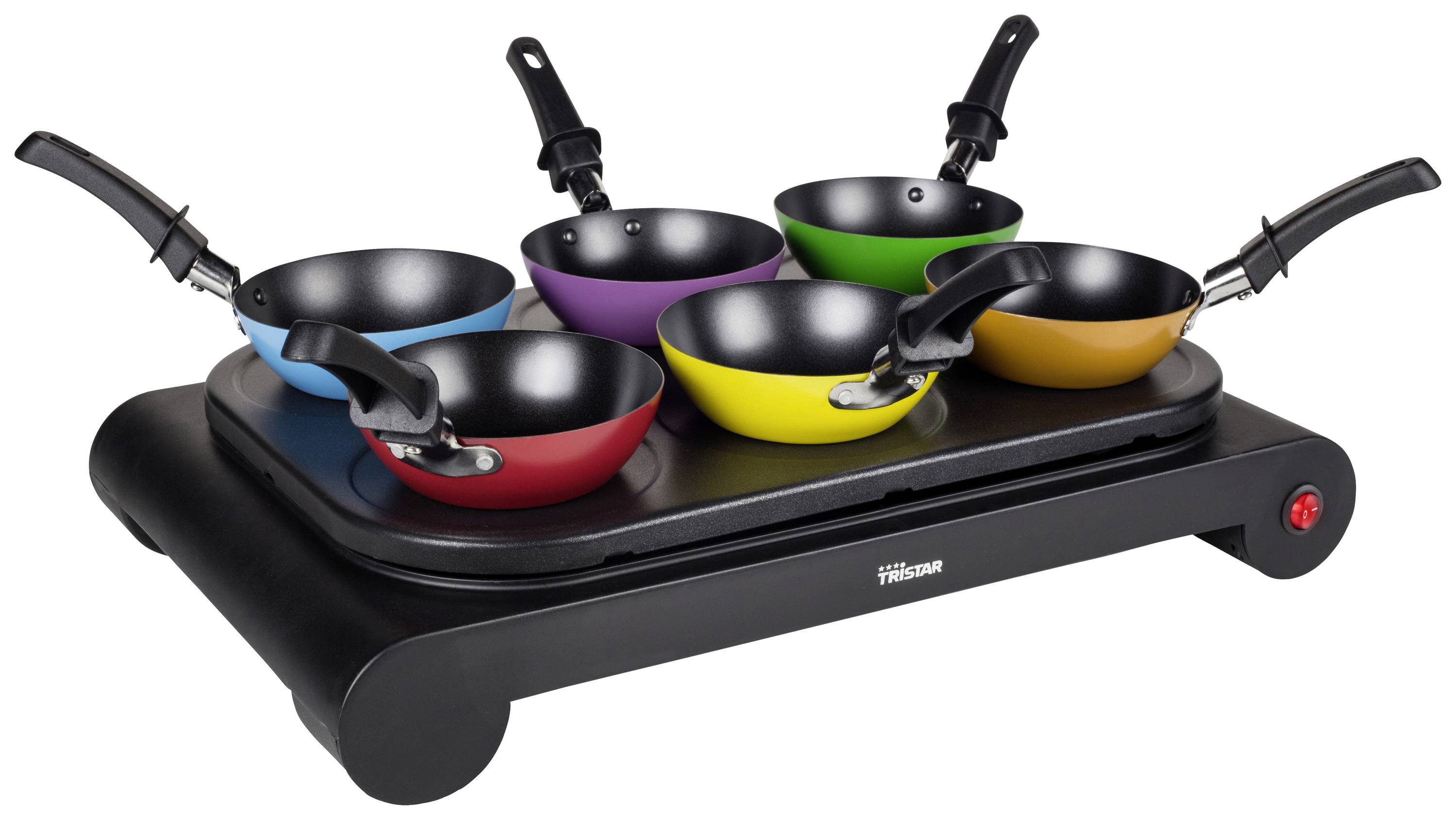 Une plaque de cuisson électrique avec six petites poêles wok colorées, utilisées pour cuisiner des portions individuelles.