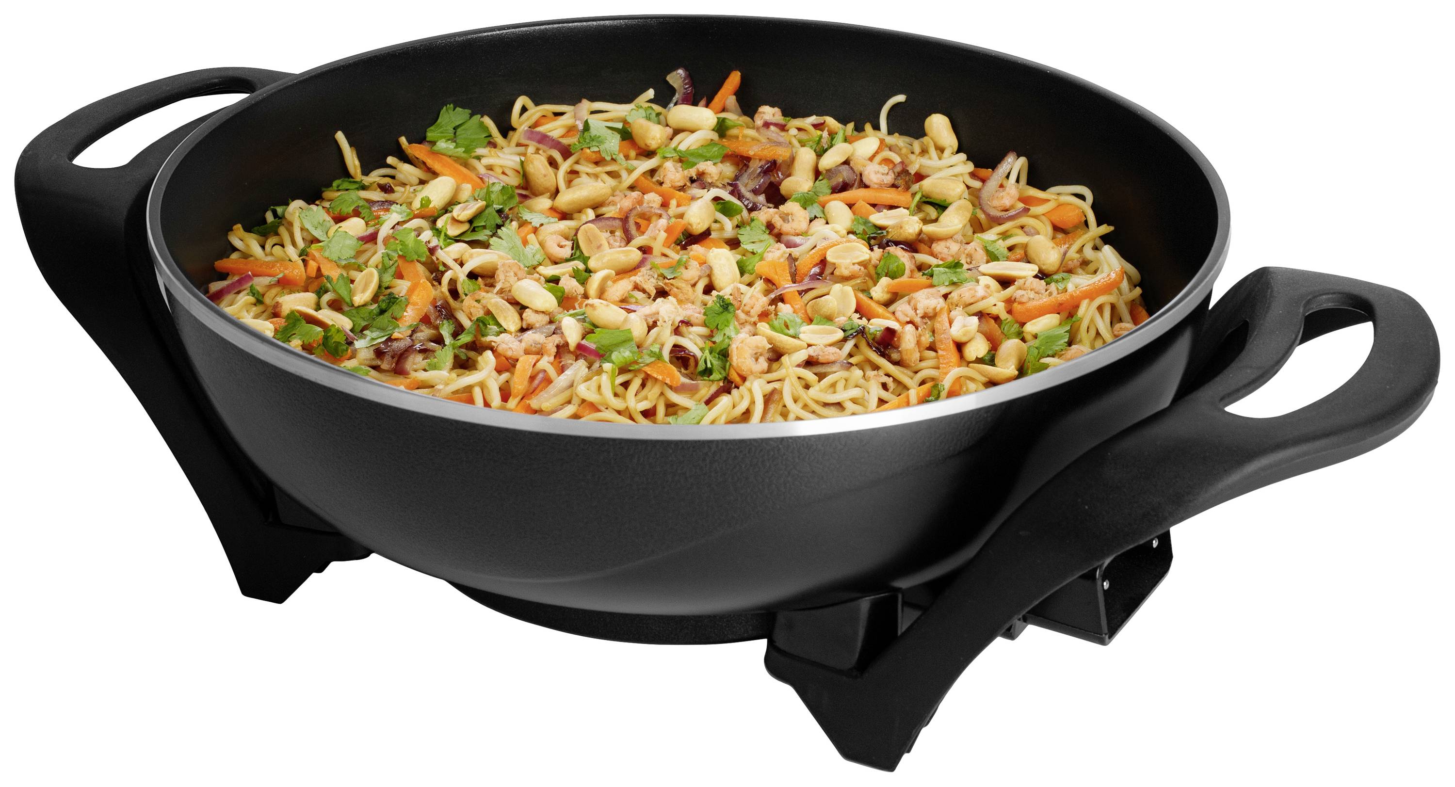 Une grande poêle noire remplie de nouilles sautées, de légumes colorés et d'herbes. La poêle possède deux poignées.