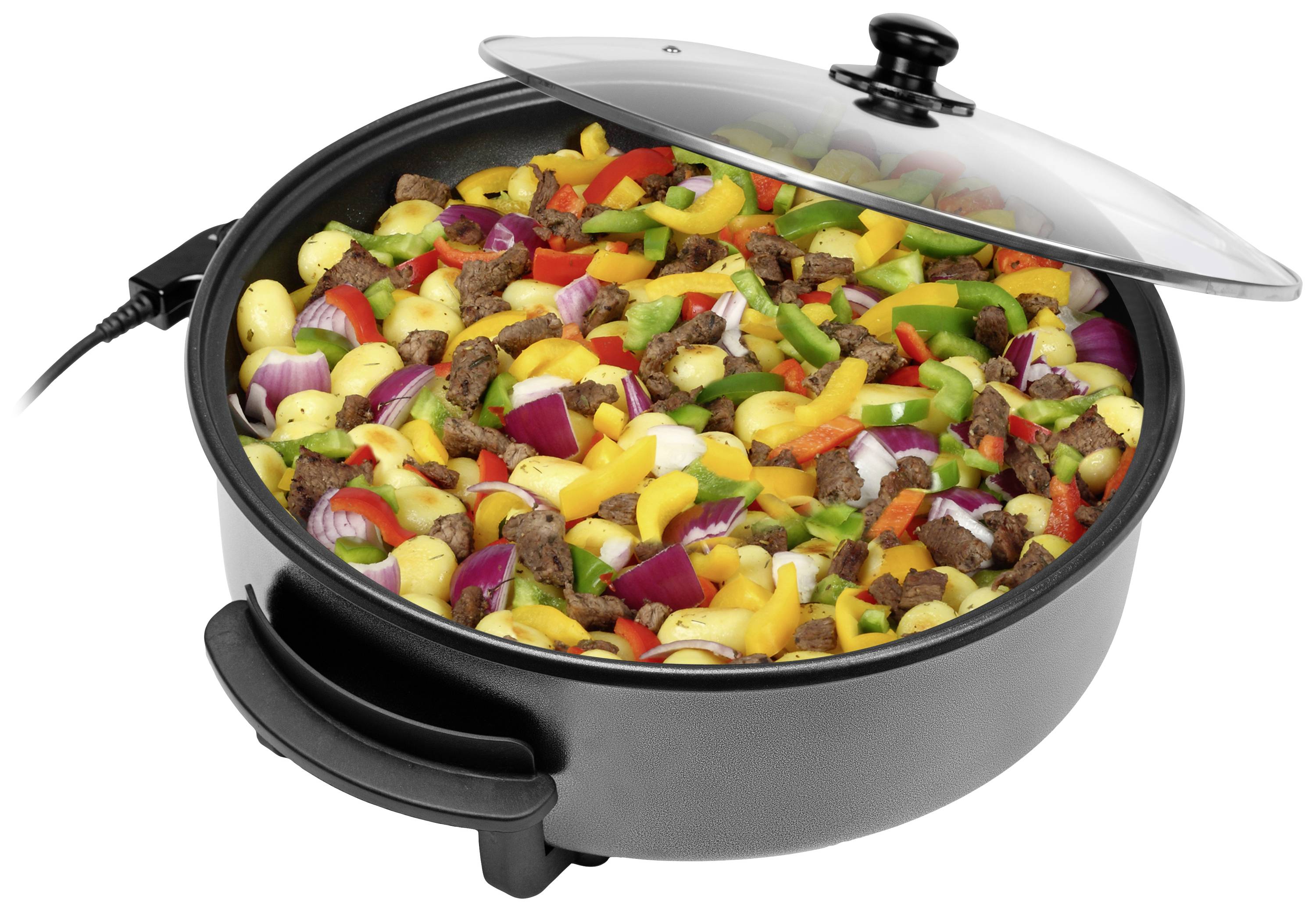 Un autocuiseur électrique contenant un mélange de viande en dés, de poivrons de différentes couleurs, d'oignons et de pommes de terre.