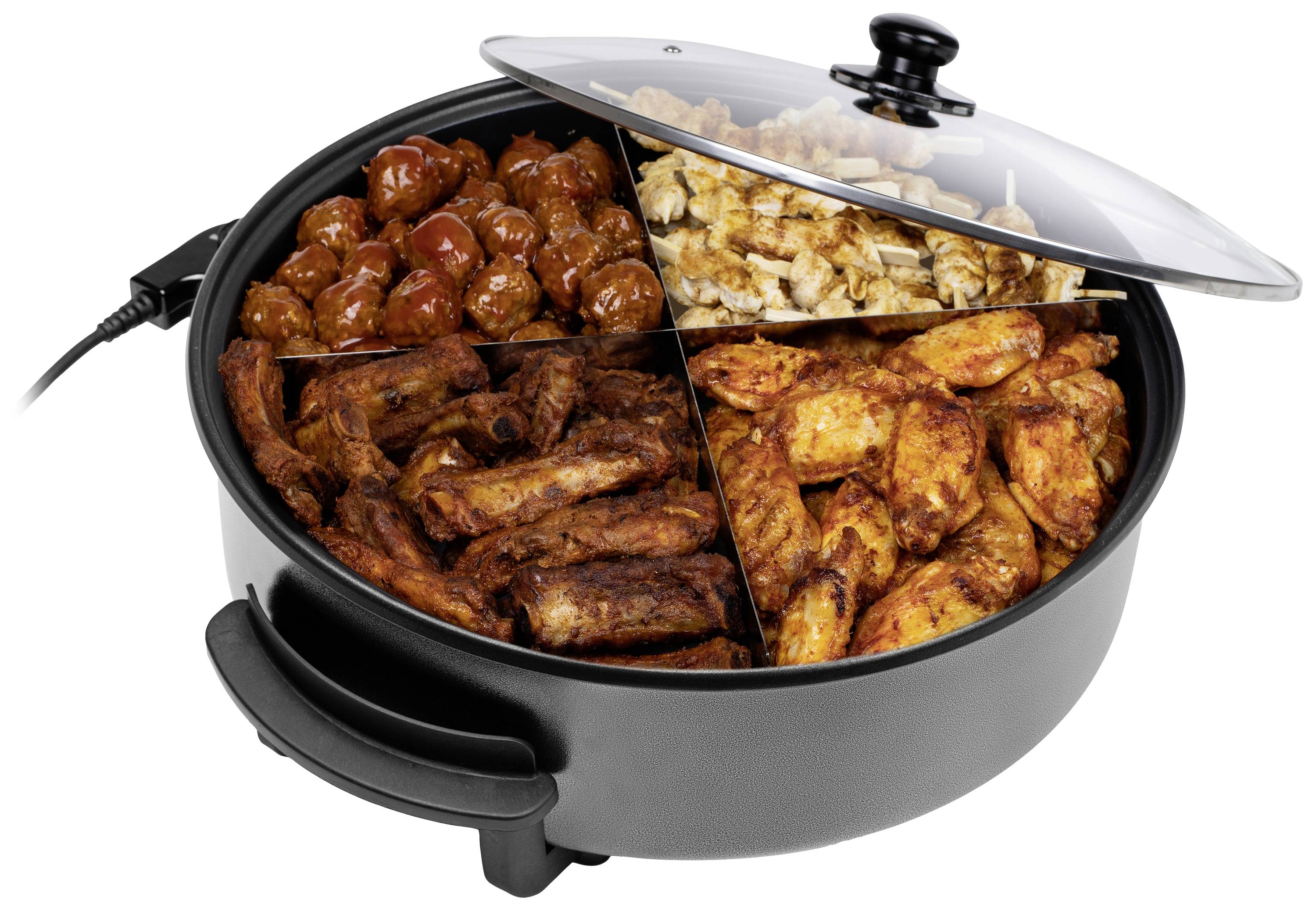 Un plateau électrique à quatre compartiments, garni de boulettes de viande, de poulet rôti, de lanières de poulet et de côtes.