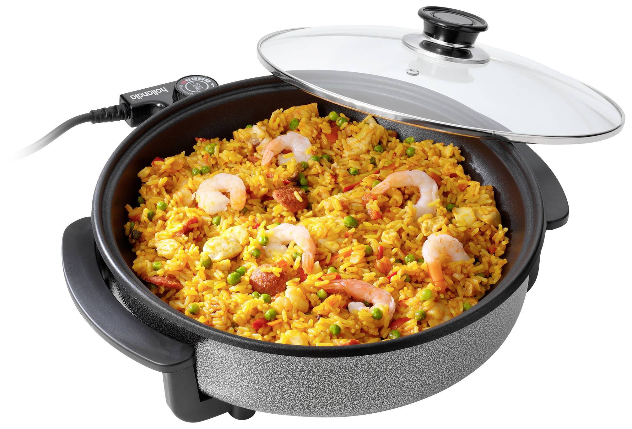 Une poêle électrique contenant une paella avec du riz, des crevettes, des petits pois et du poivron. Le couvercle est partiellement ouvert.