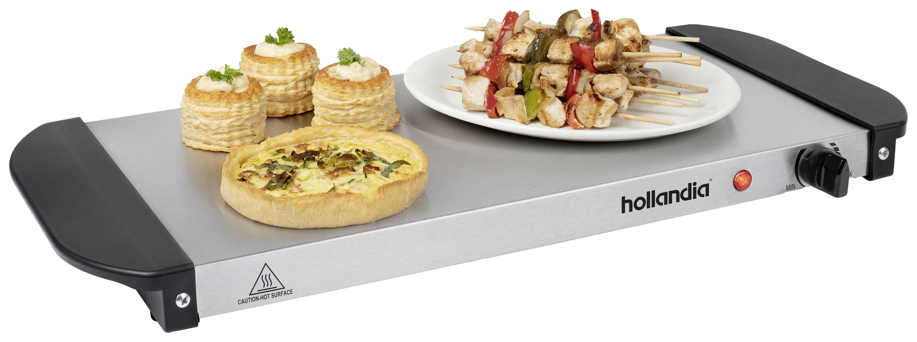 Un chauffe-plat garni de brochettes de poulet, d'une quiche et de petits pâtés. Idéal pour maintenir différents plats au chaud lors d'événements.