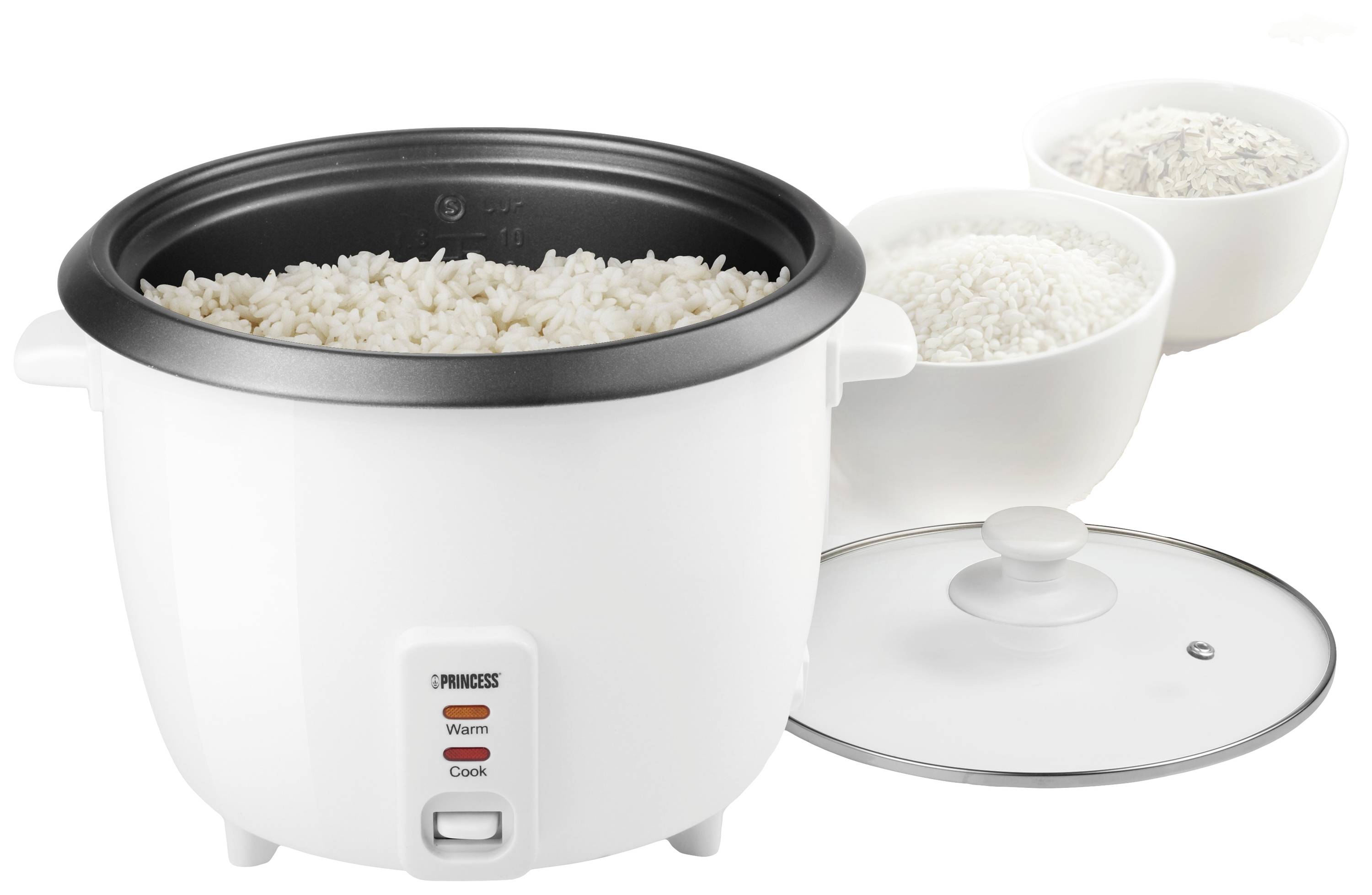 Un cuiseur à riz électrique avec un interrupteur montre du riz cuit. En arrière-plan, trois bols contenant du riz non cuit et de l'eau de riz sont visibles.
