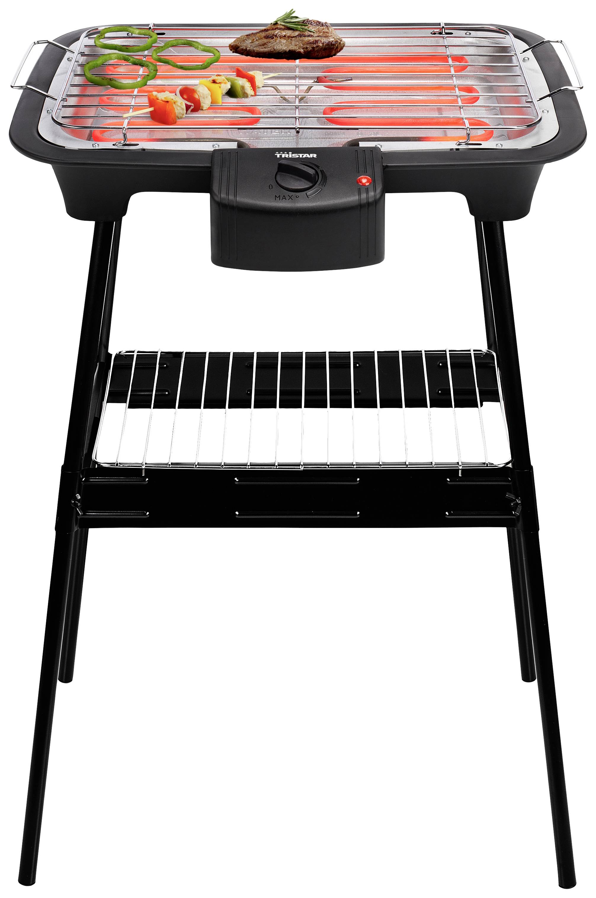 Un grill électrique avec un steak, des poivrons et des saucisses sur la grille. Un plateau inférieur se trouve en dessous. Adapté pour griller en extérieur.