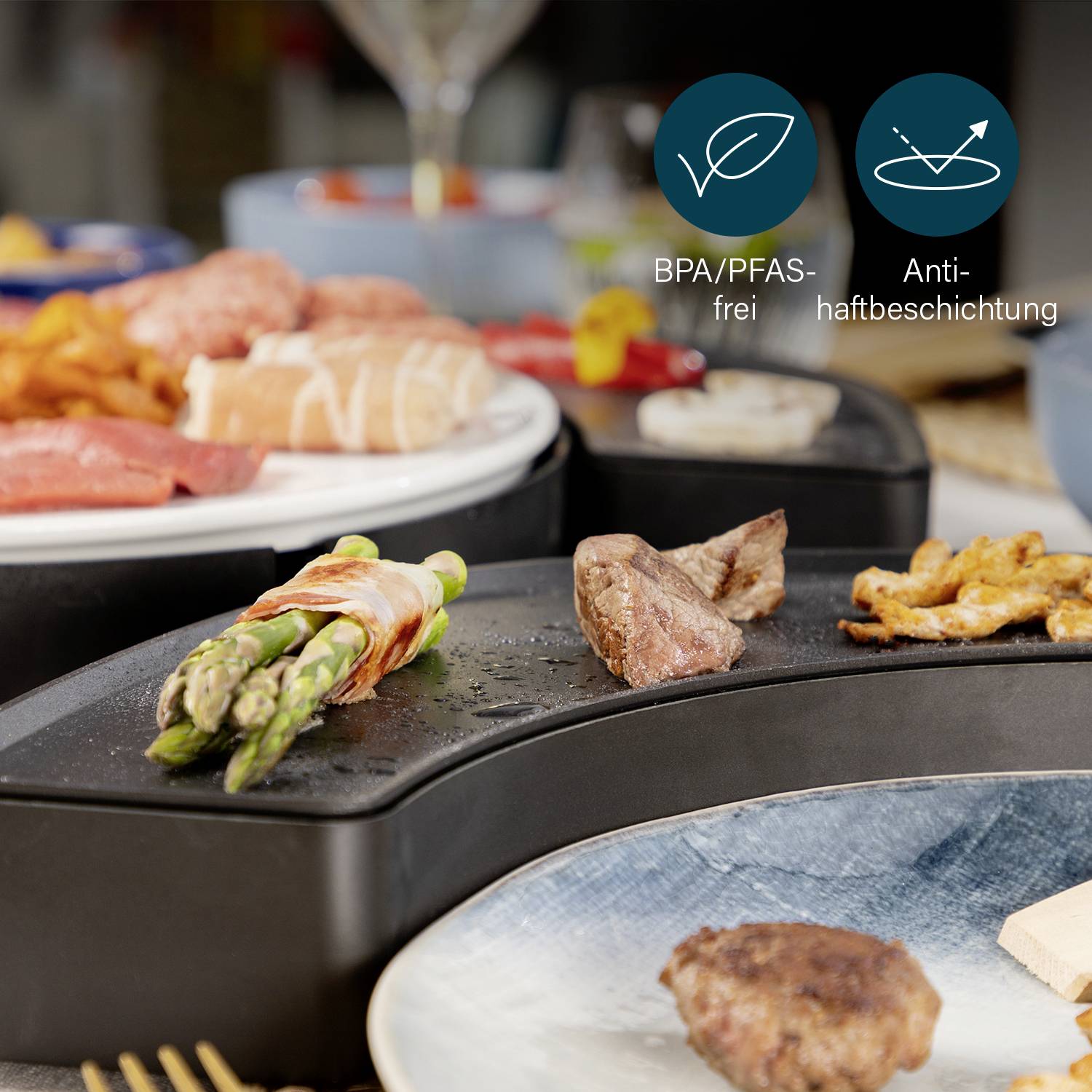 Une sélection de plats grillés sur une table de barbecue, comprenant des légumes et de la viande. Des symboles mettent en évidence l'absence de BPA/PFAS et le revêtement antiadhésif.