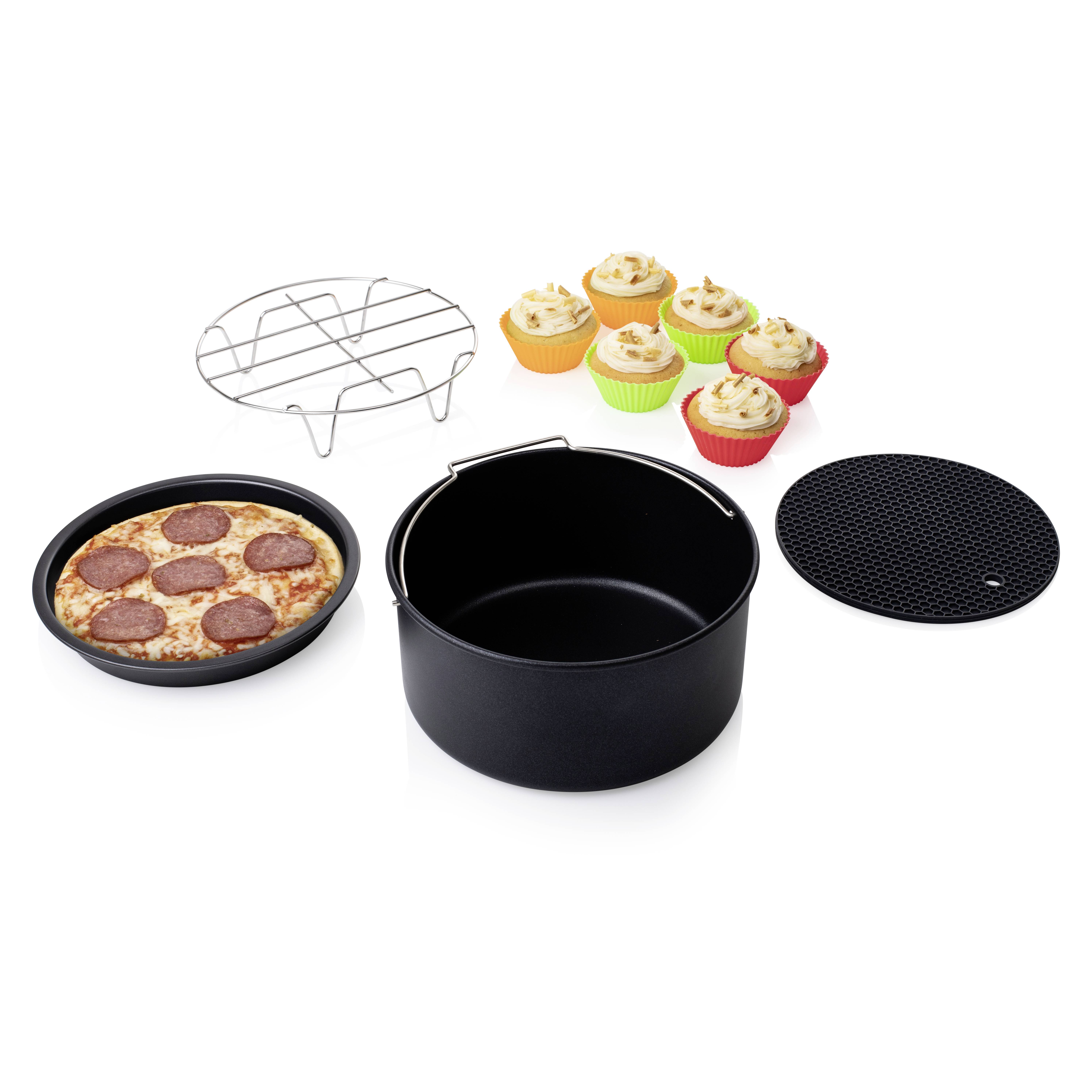 Différents moules et accessoires de cuisson, dont une plaque à pizza garnie d'une pizza, une casserole noire, une grille à pâtisserie et des muffins colorés.