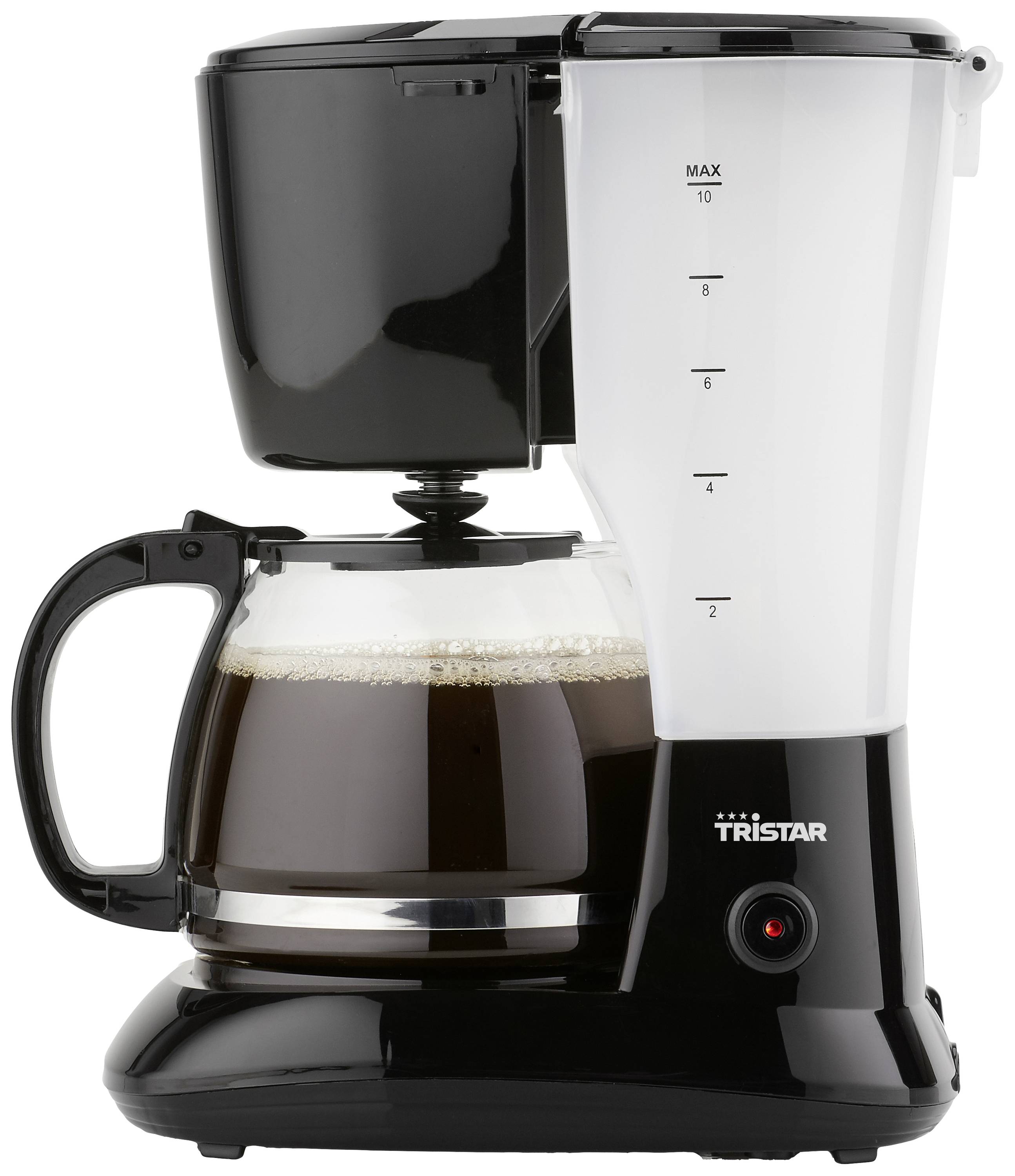 Machine à café avec une carafe en verre, à moitié remplie de café. Les marquages sur le réservoir d'eau indiquent le niveau de remplissage.