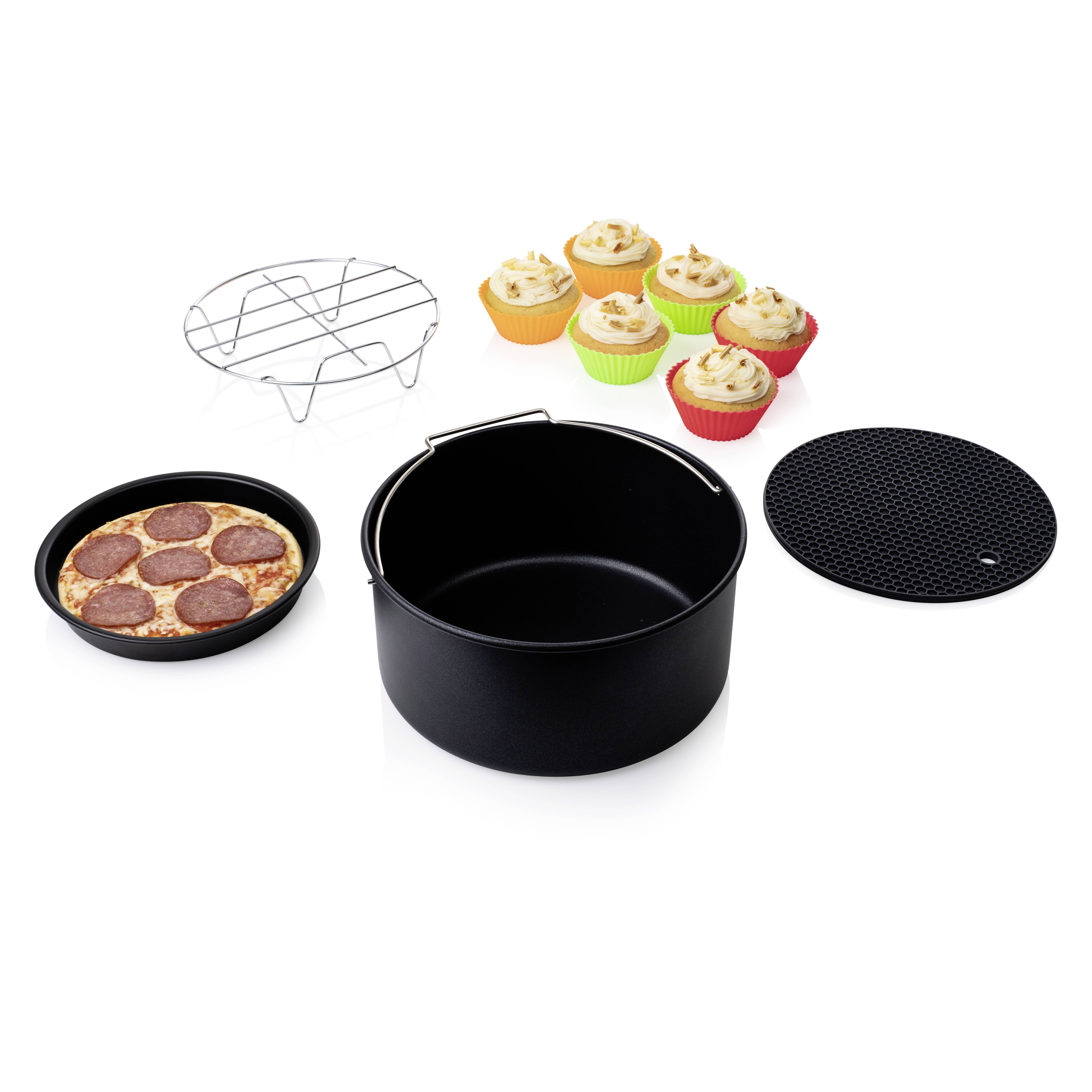 Une sélection d'ustensiles de pâtisserie : un moule à gâteau noir, une grille, une plaque de cuisson avec mini-pizzas, un dessous de plat et six muffins.