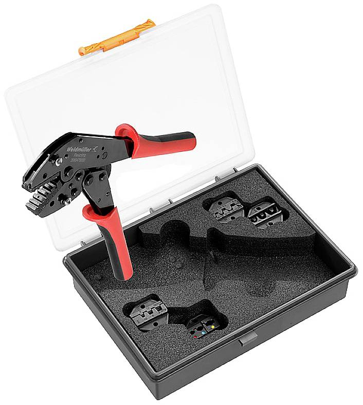 Une pince à sertir avec des poignées rouges dans un coffret noir ouvert. Le coffret contient des jeux de matrices interchangeables pour différentes applications.