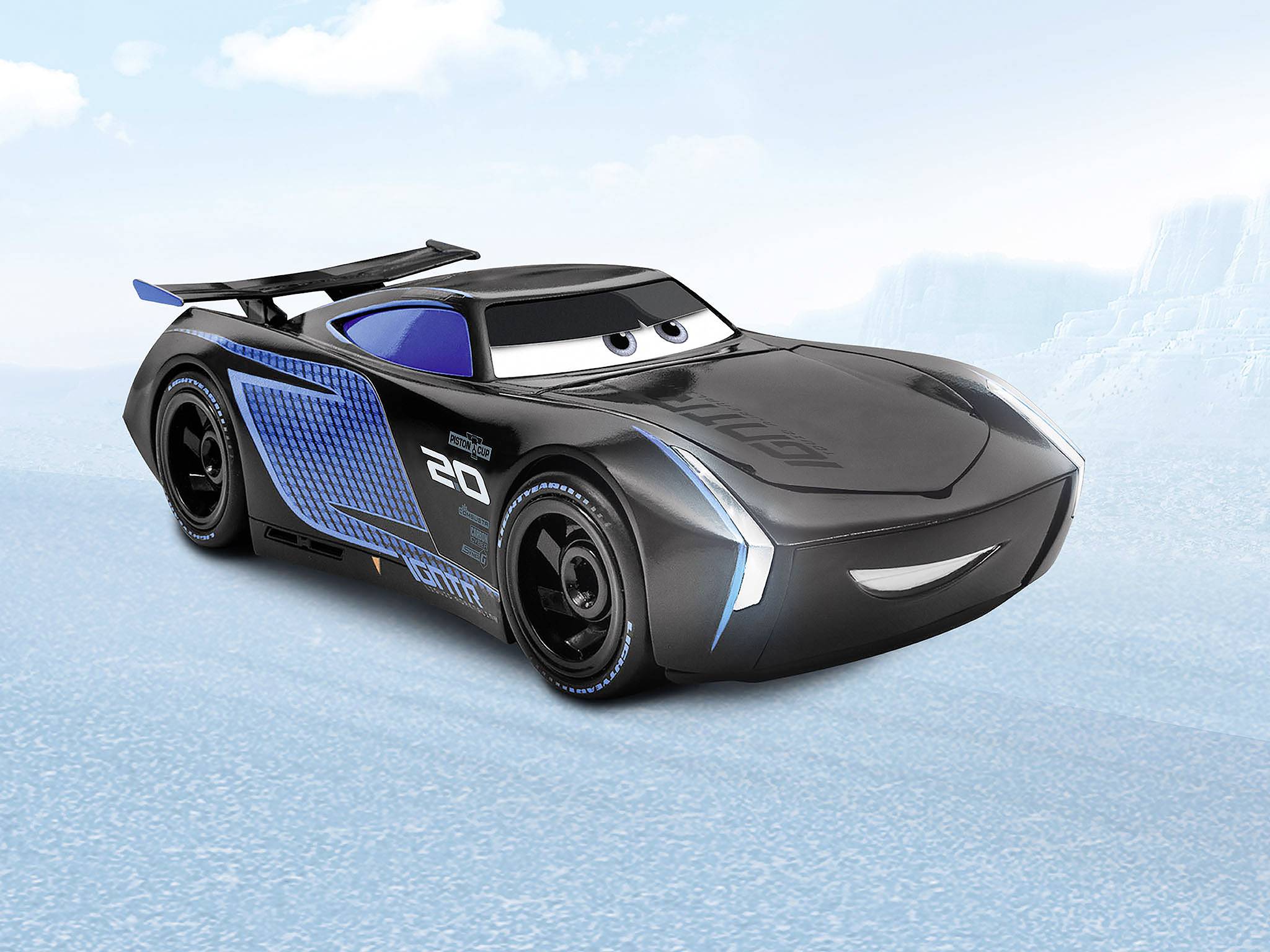 Une voiture de dessin animé noir et bleu avec de grands yeux et des bandes de course est garée sur une route devant un ciel bleu.