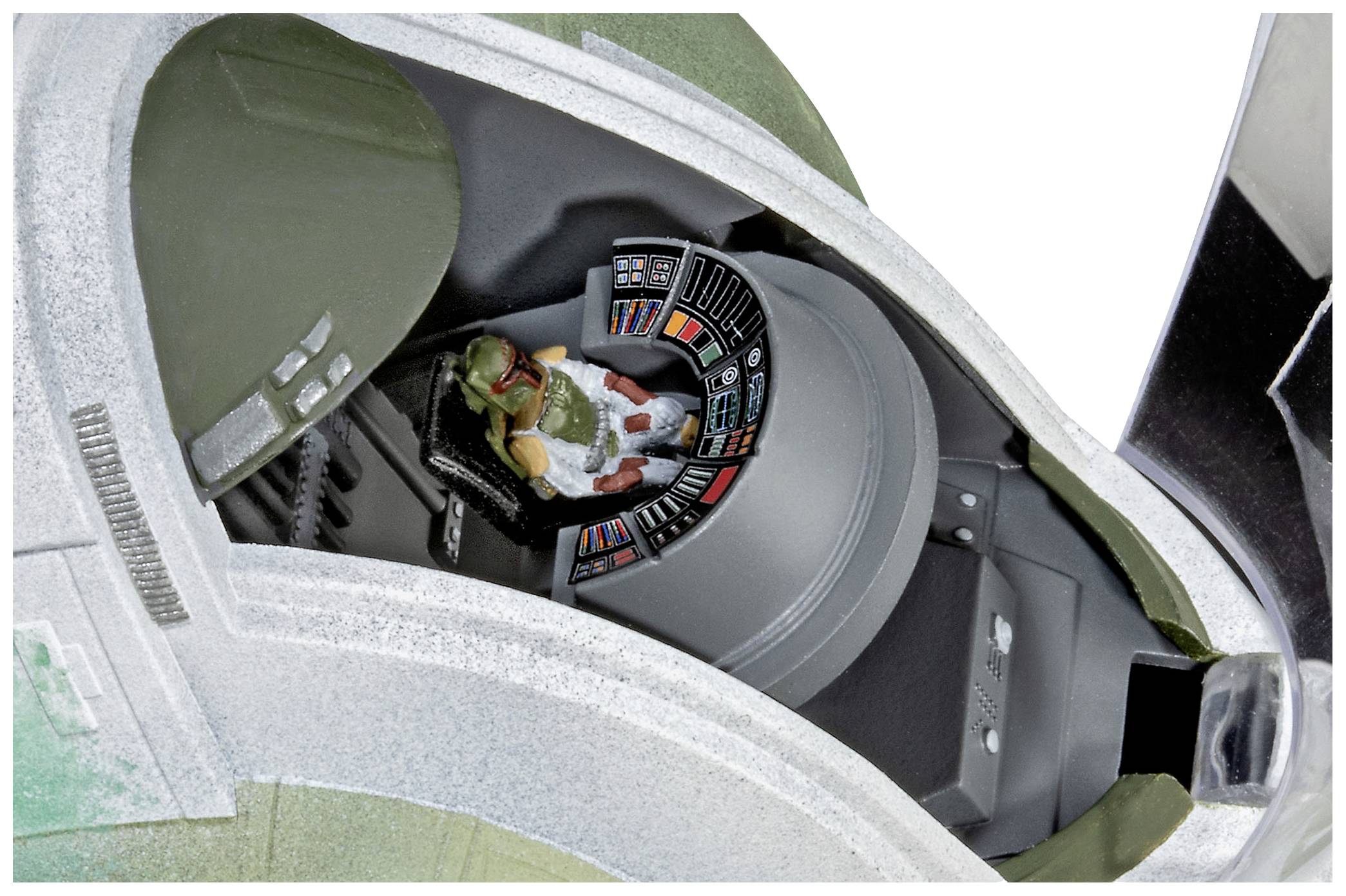 Maquette de vaisseau spatial avec une figurine de pilote dans le cockpit, entourée de panneaux de contrôle. Design détaillé à l'esthétique futuriste.