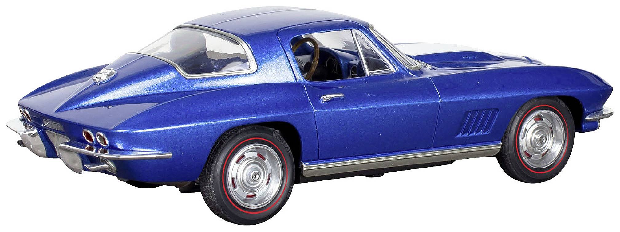 Une voiture de collection bleue, au style sportif, prise en photo en contre-plongée arrière. Le véhicule présente un design aérodynamique et brille sous le soleil.