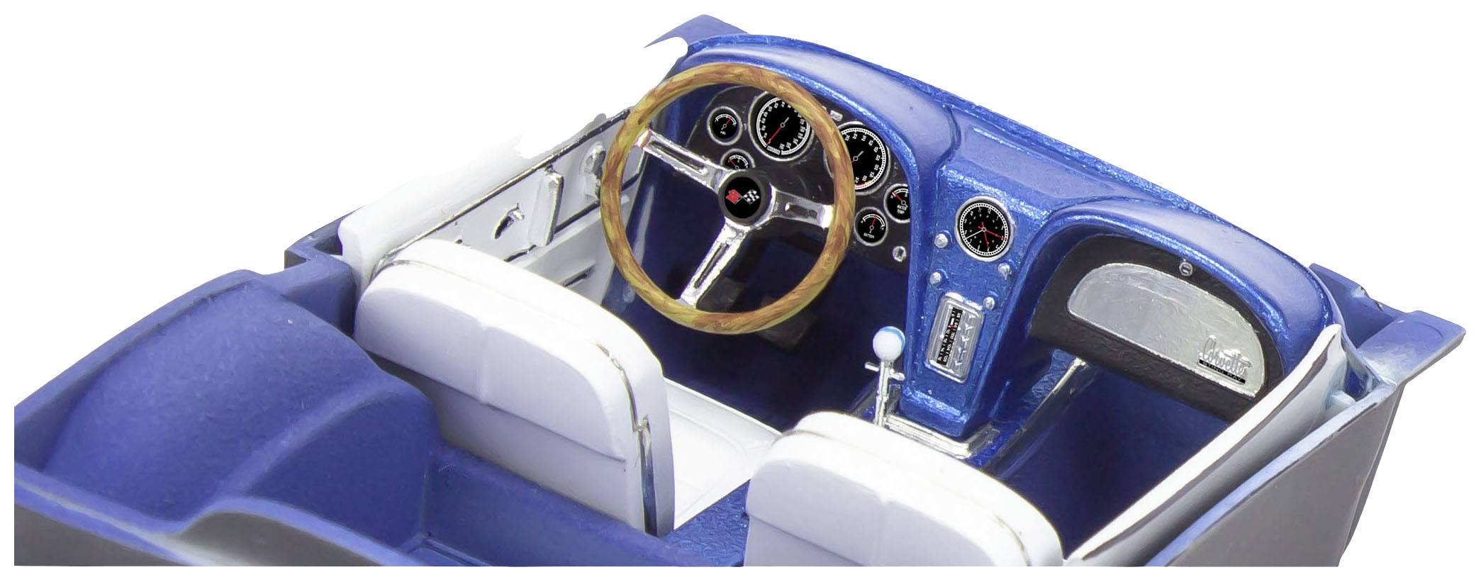 Vue intérieure d'un cockpit de voiture miniature bleu avec volant, tableau de bord et deux sièges blancs. Le tableau de bord affiche plusieurs cadrans.