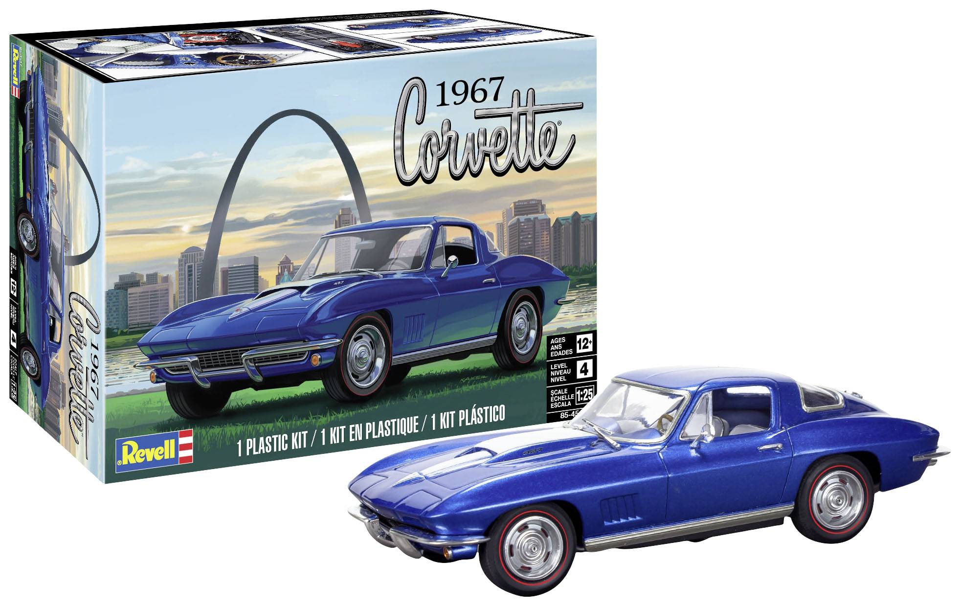 Boîte d'un kit de maquette 'Corvette 1967' de Revell avec une voiture miniature bleue devant et l'Arche Gateway en arrière-plan.