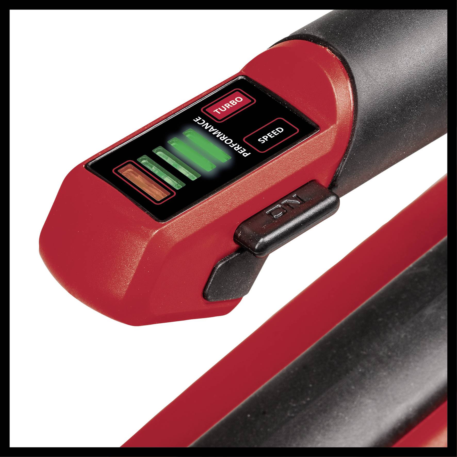 Gros plan d'un appareil électronique rouge avec un affichage numérique indiquant 'Turbo', 'Performance' et 'Vitesse'. Bouton marche/arrêt visible.