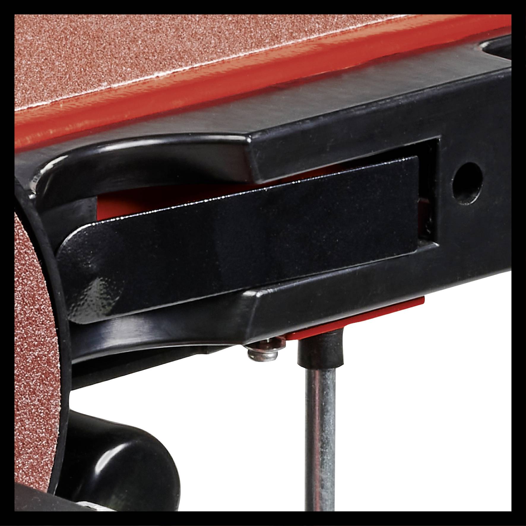 Gros plan d'une bande abrasive sur une machine à poncer, montrant la structure et le système de courroie.