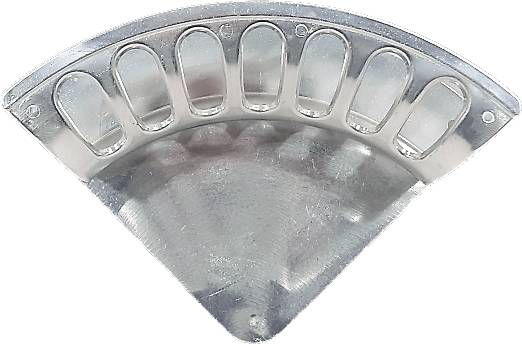 Cuillère en métal, semi-circulaire, avec dix protubérances bombées, probablement utilisée comme moule de coulée ou pour fabriquer des objets hémisphériques.