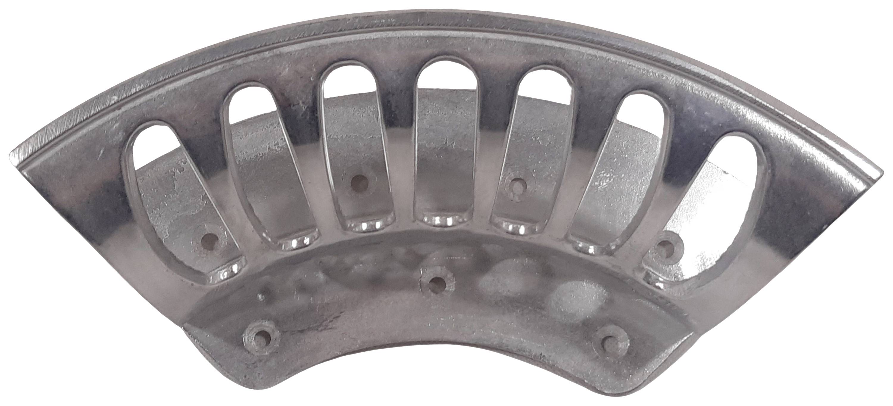 Objet métallique en demi-cercle avec des ouvertures régulièrement réparties le long du bord courbe.