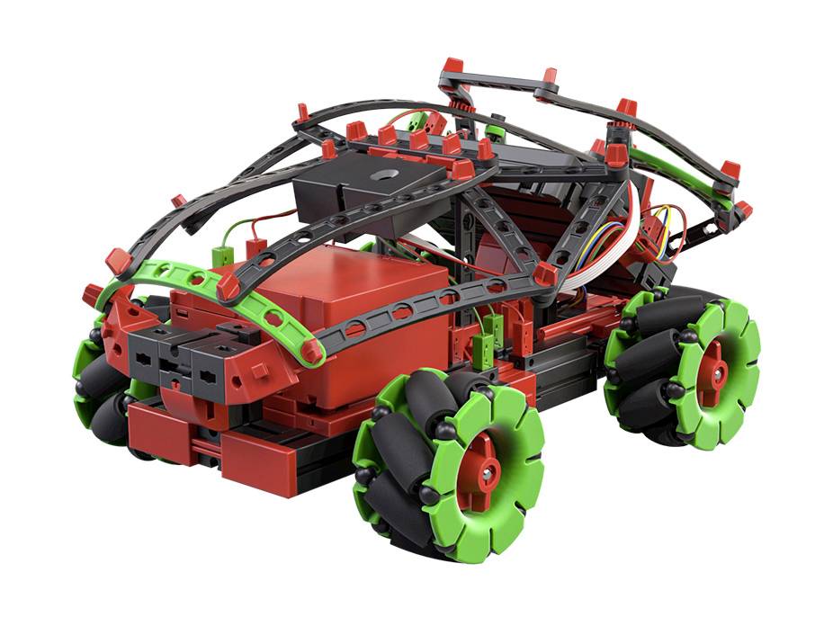 Voiture miniature construite avec des blocs noirs et verts, dotée d'un coffre rouge et de roues pivotantes, illustrant une approche créative de construction.