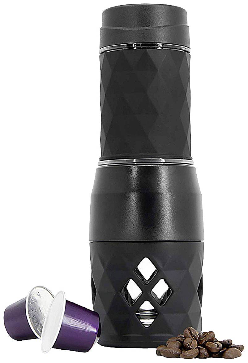 Un préparateur de café portable noir avec des capsules de café et des grains de café au premier plan. Idéal pour préparer du café lors de déplacements.