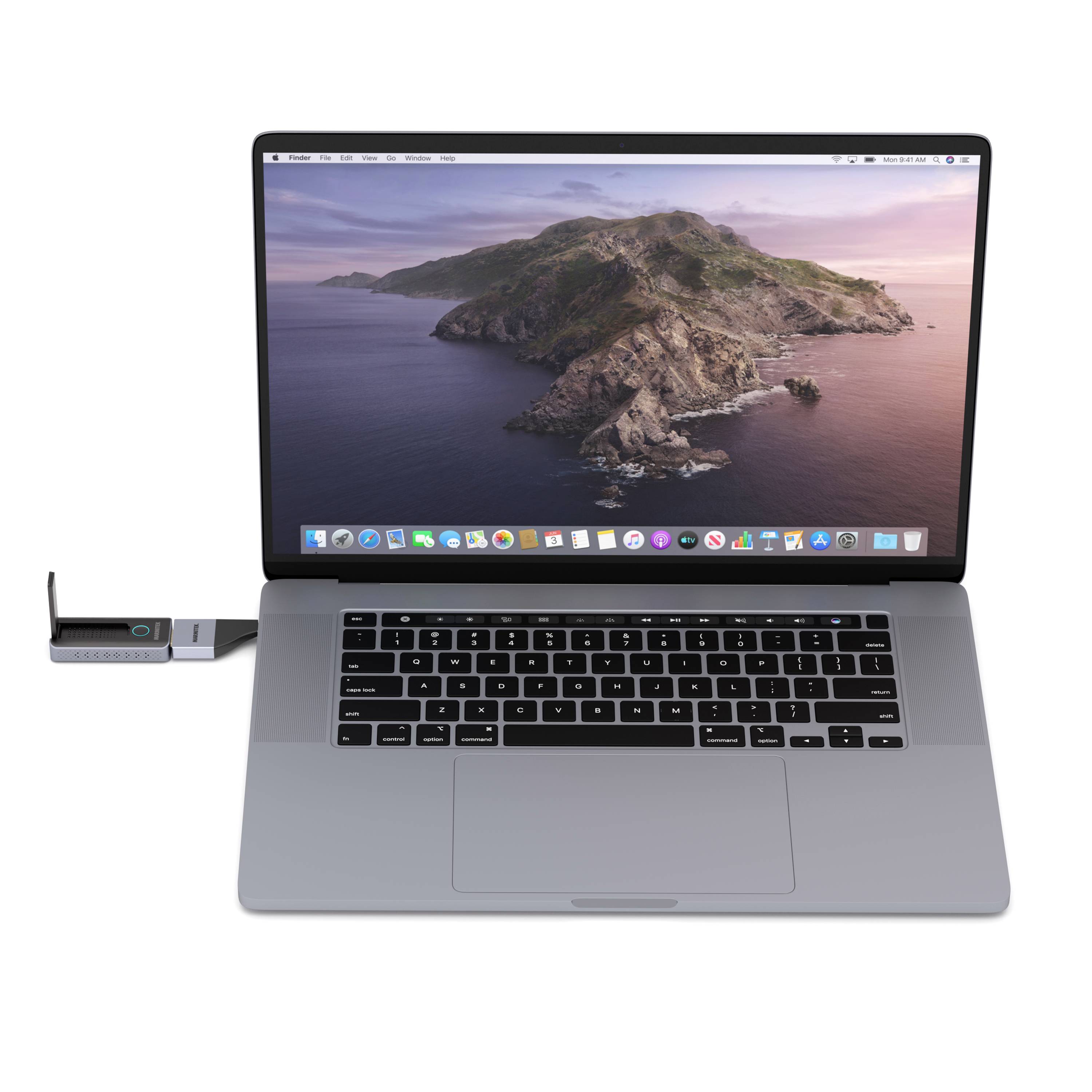 Un ordinateur portable ouvert avec un périphérique USB connecté. Sur l'écran, un paysage montrant une montagne surplombant la mer.