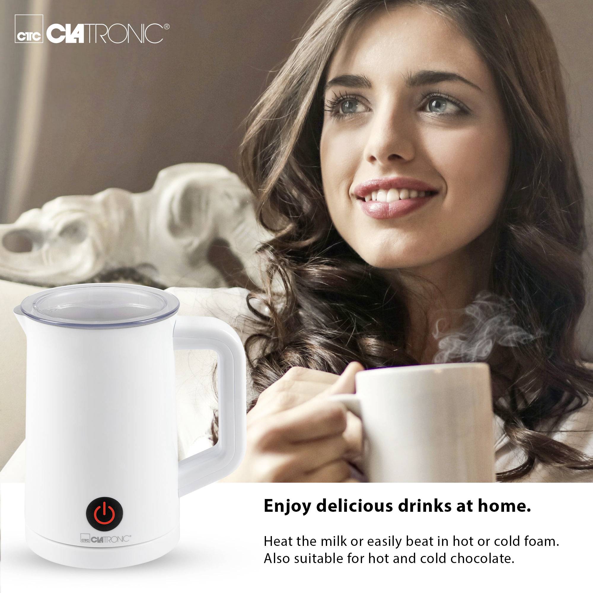 Une femme boit du café chaud à la maison. Au premier plan, un mousseur à lait de Clatronic, adapté aux boissons chaudes et froides.