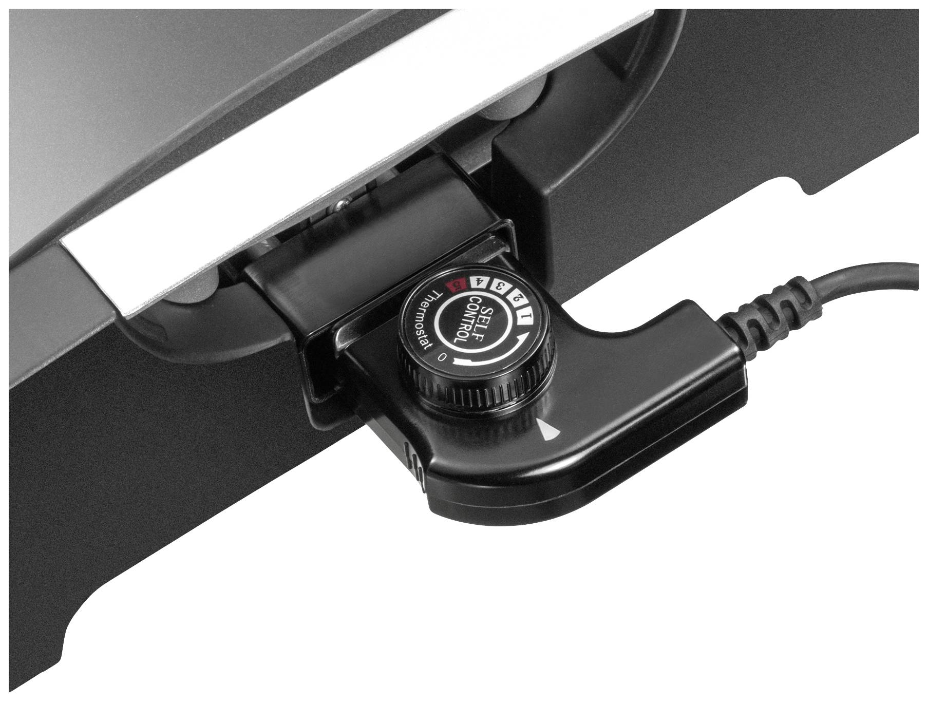 Gros plan d'un bouton de réglage numérique sur un appareil, pouvant être réglé sur une valeur précise, entouré d'un câble.