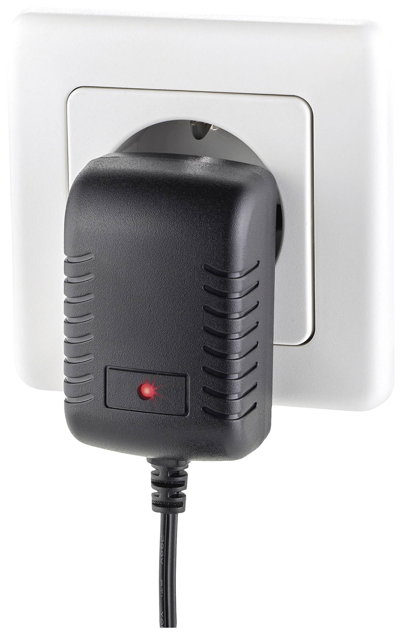 Un chargeur noir est branché dans une prise électrique blanche. Un voyant rouge sur le chargeur indique son activité.