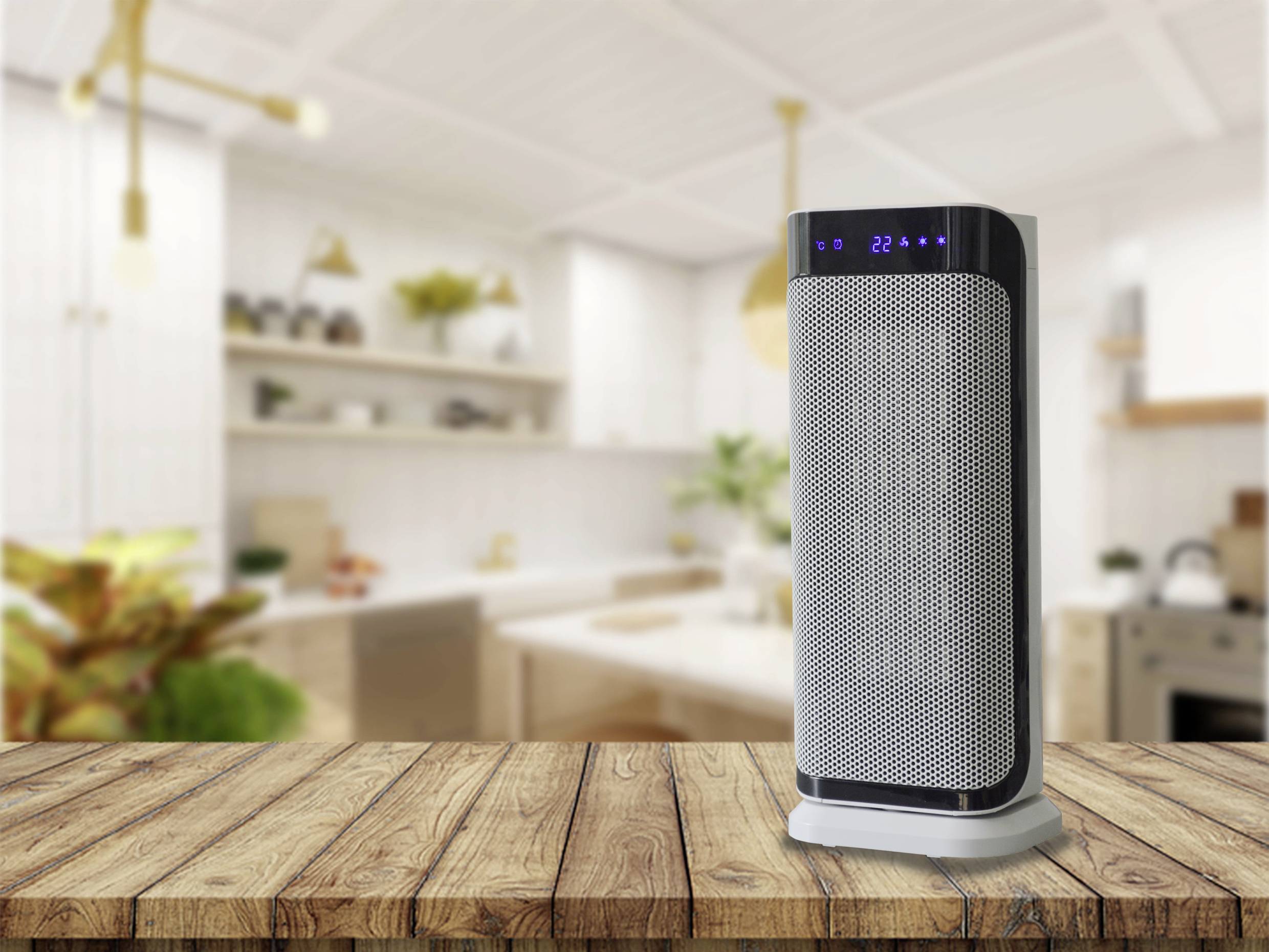 Un purificateur d'air gris est posé sur une table en bois dans une cuisine lumineuse. Les indicateurs LED bleus affichent les réglages actuels.