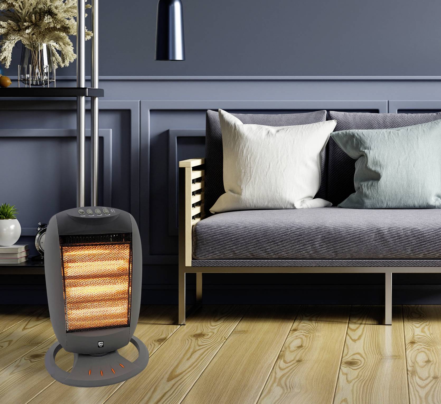 Un radiateur électrique est allumé dans un salon confortable, à côté d'un canapé avec des coussins blancs et gris.