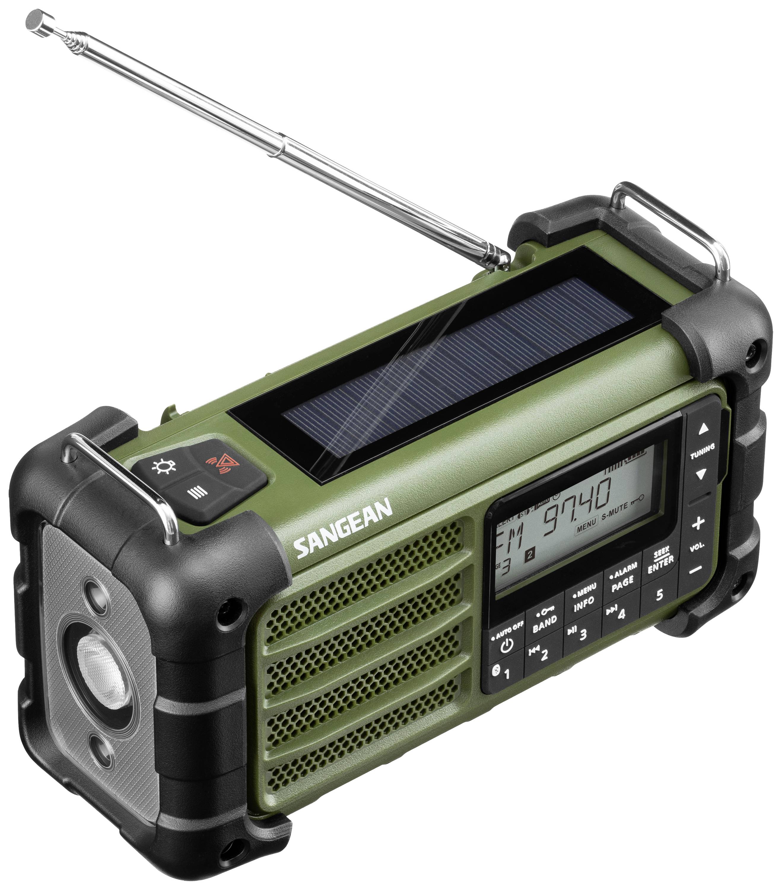 Un radio portable avec antenne et panneau solaire, affichant la fréquence FM 97,4 MHz sur l'écran. Il possède des coins robustes noirs et des côtés verts.