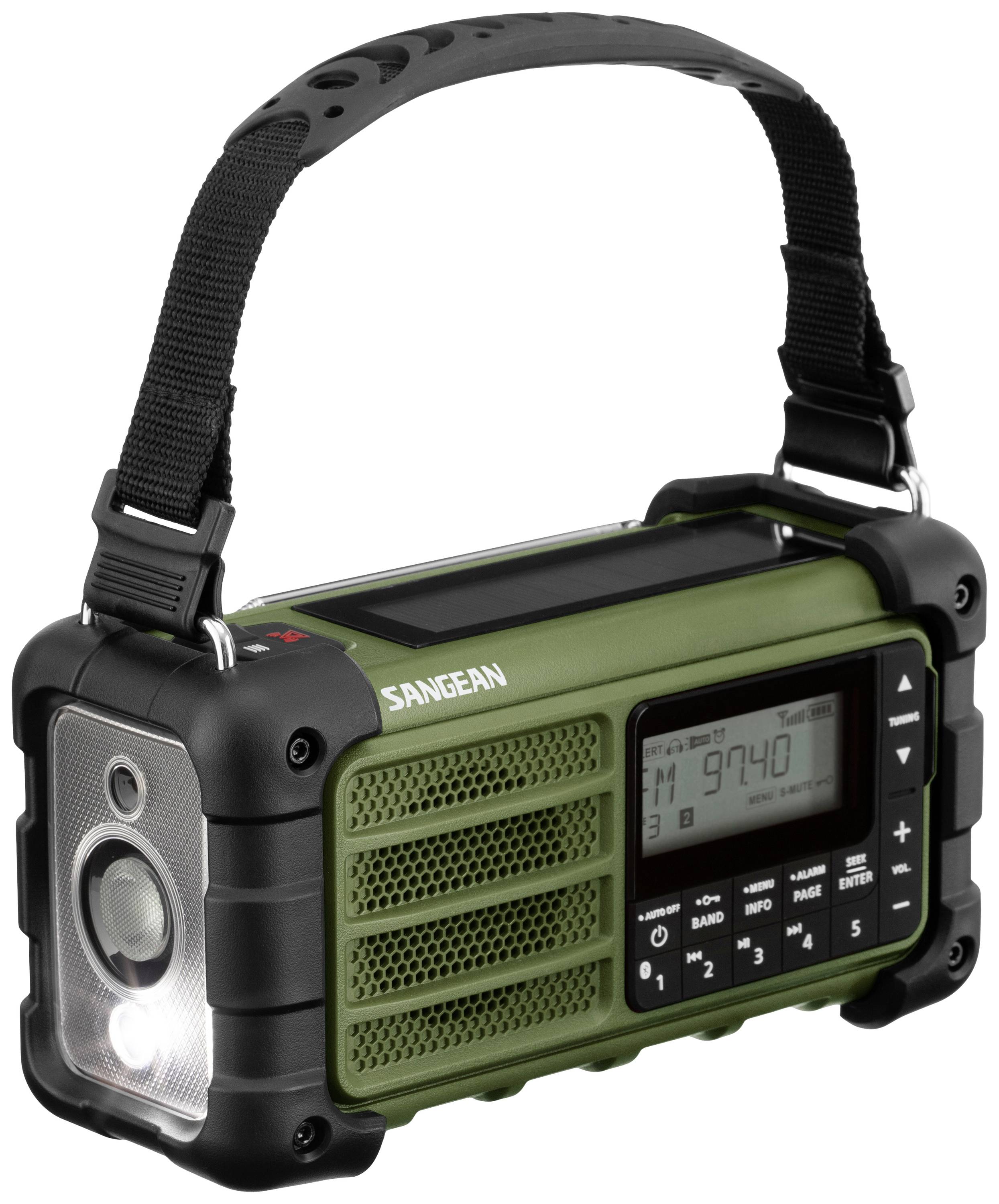 Un radio portable vert et noir avec écran, haut-parleur et bandoulière. Marque 'Sangean'.