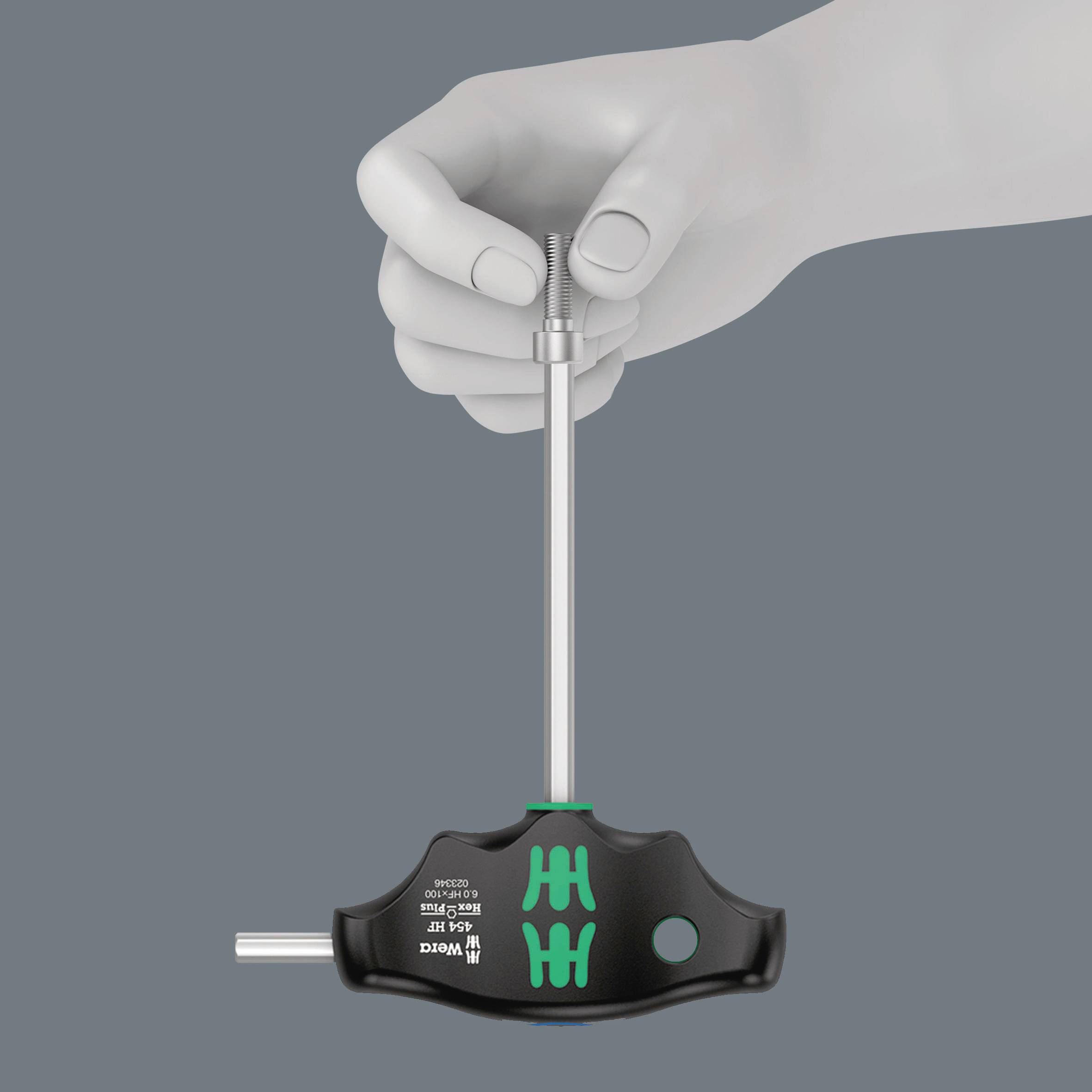 Une main tient un outil de serrage de couple noir avec un accent vert, qui resserre une vis.