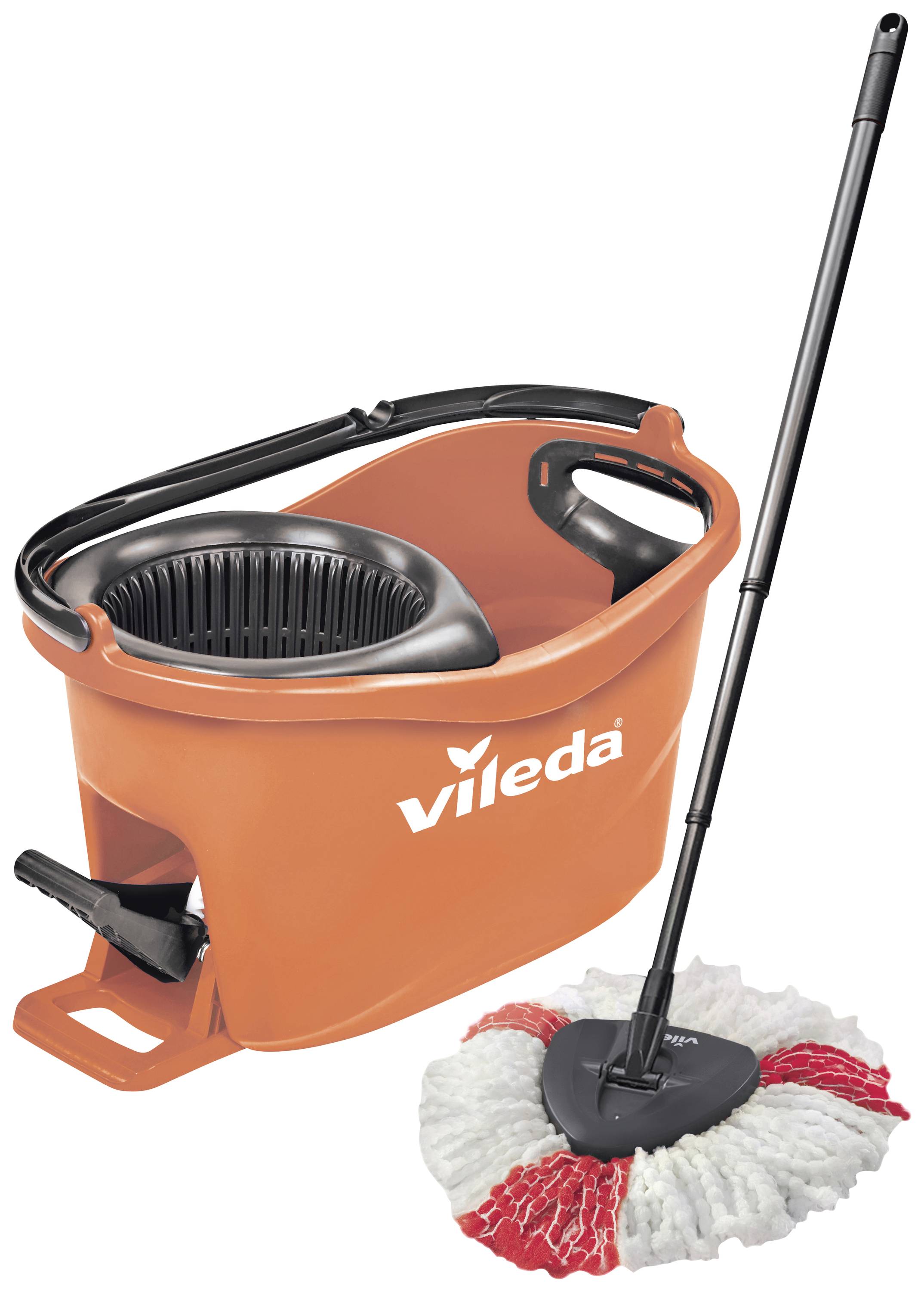 Seau orange avec poignée noire et élément d'essorage. À côté, un balai à franges avec une tête rouge et blanche. Marque : Vileda.