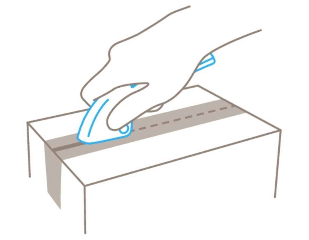 Une main ouvre un carton à l'aide d'un outil de coupe en tranchant la bande adhésive le long d'une ligne pointillée.