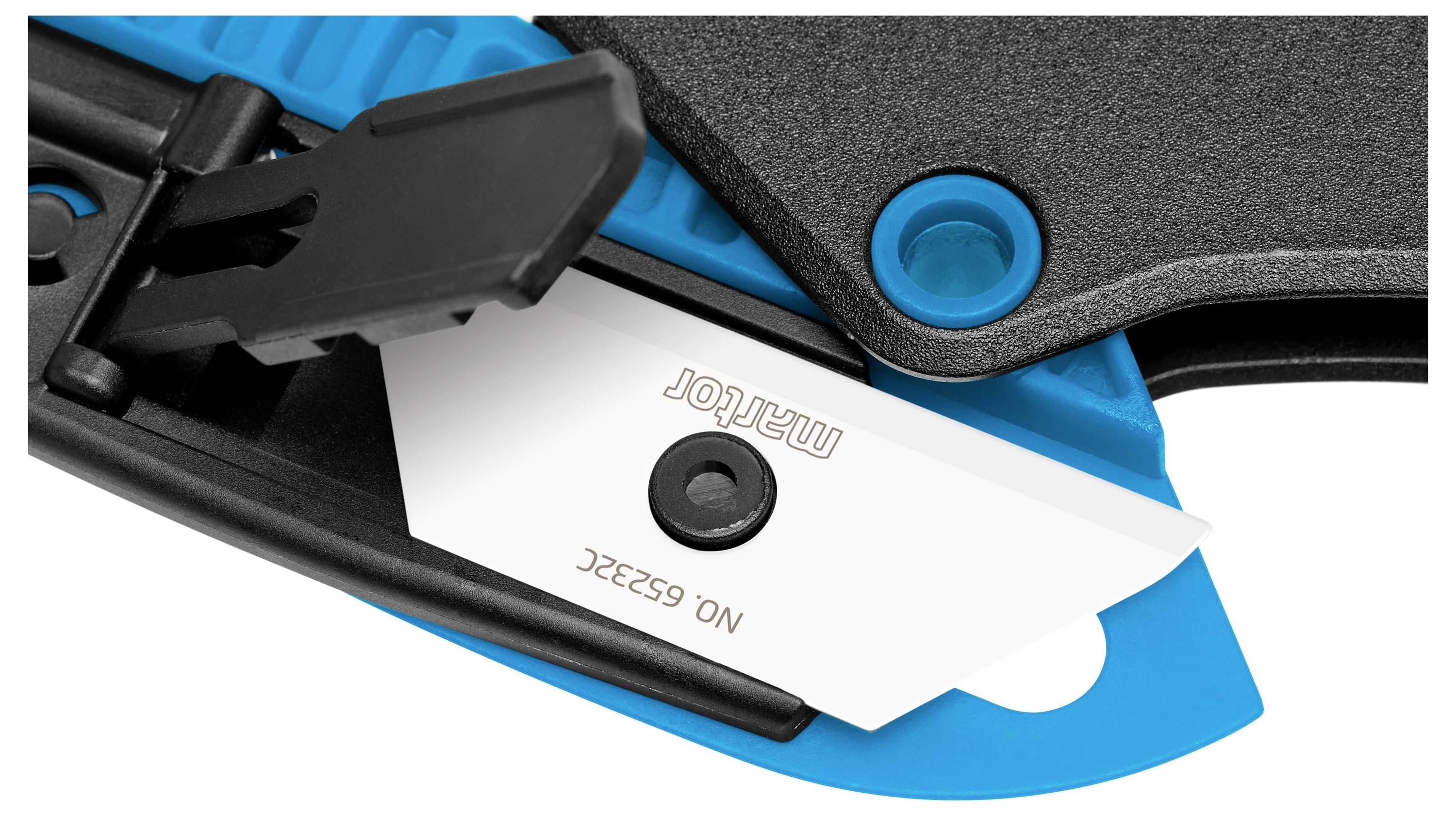 Un support de lame bleu avec une lame 'MARTOR' amovible présente un design mi-ouvert.