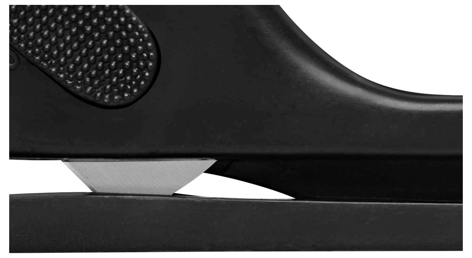 Gros plan d'un agrafeuse noir de côté, prête à agrafer du papier. La mise au point est sur la lame métallique.