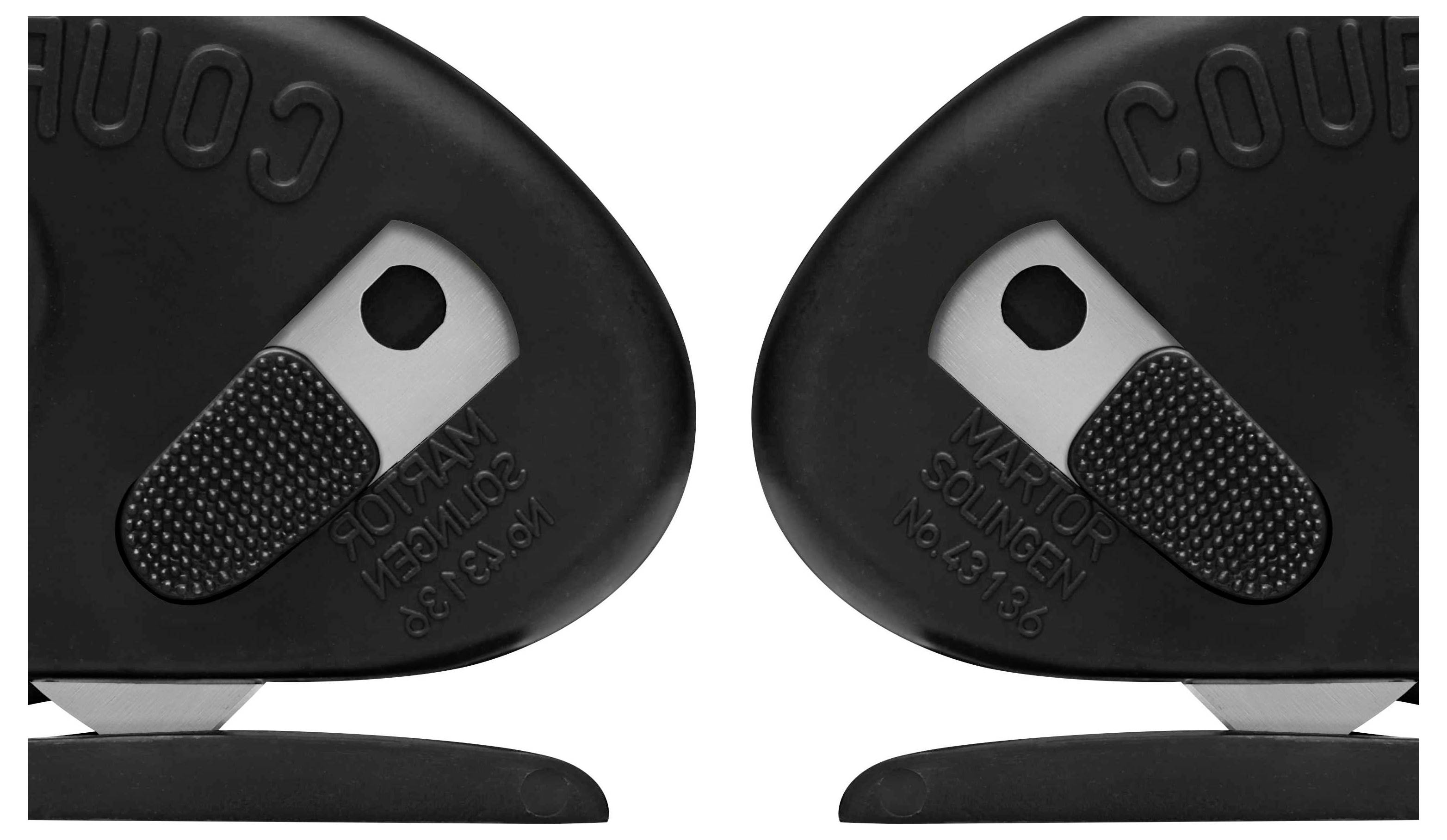 Gros plan en noir et blanc de deux objets identiques avec des surfaces étiquetées et des poignées texturées.