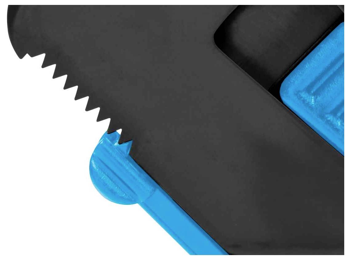 Une clé à molette réglable avec bord dentelé et poignée bleue, prise en gros plan.