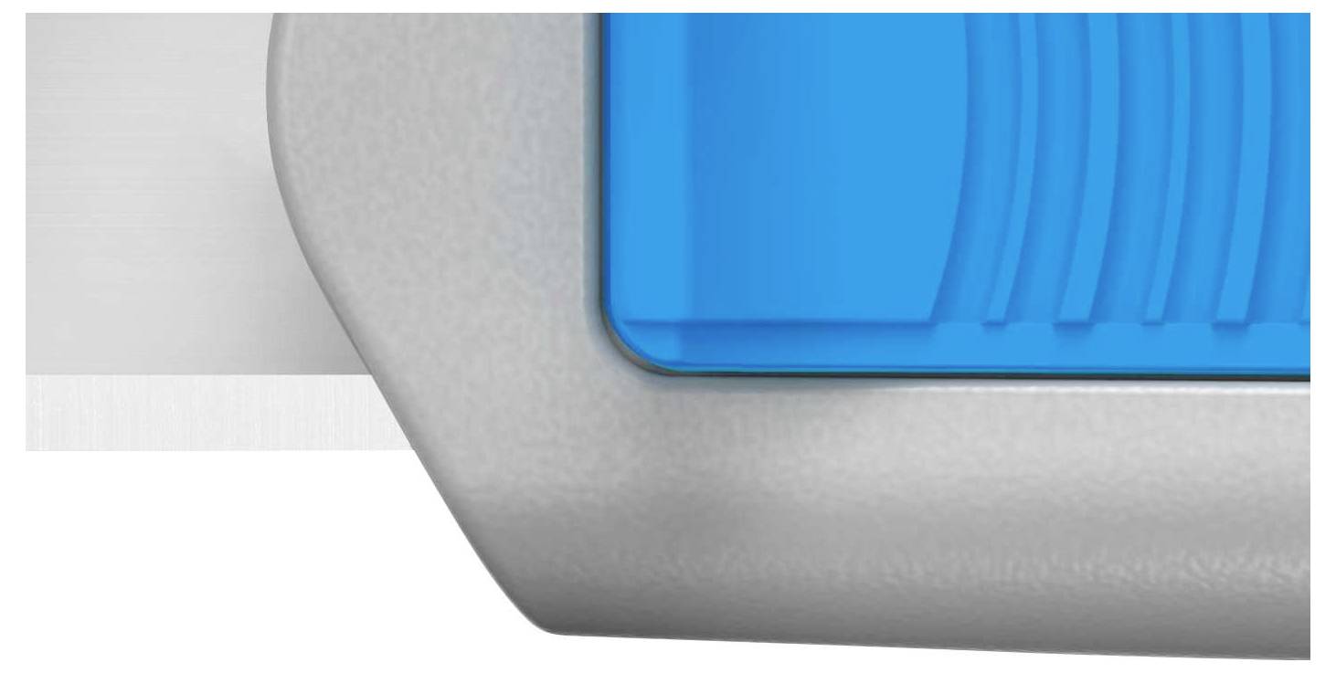 Gros plan d'une partie bleue et striée d'un dispositif en plastique gris sur un objet métallique.