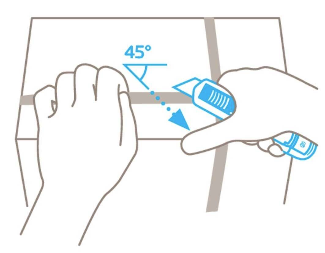 Une main coupe un carton avec un couteau à un angle de 45 degrés. Une ligne de guidage indique la direction de coupe sécurisée.