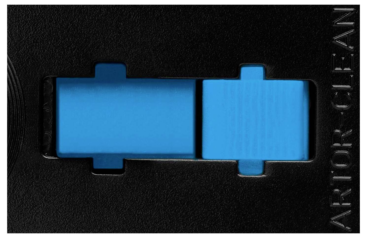 'ART OR LEAN' en lettres métalliques embouties, deux formes rectangulaires bleues sur un fond noir.