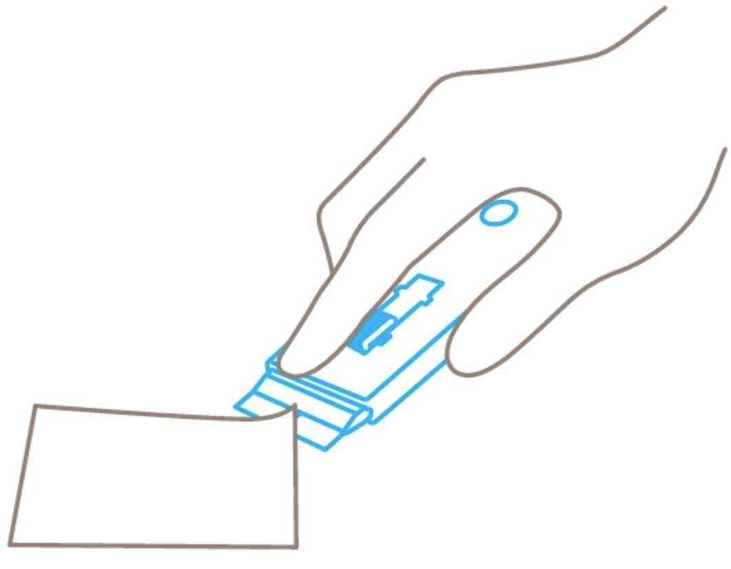 Une main utilise un grattoir pour enlever une fine couche de surface.